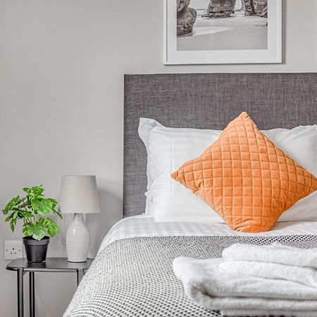 Contemporary 2 Bedroom Apt, Town Centre By Tent Serviced Apartments Chertsey Exterior photo