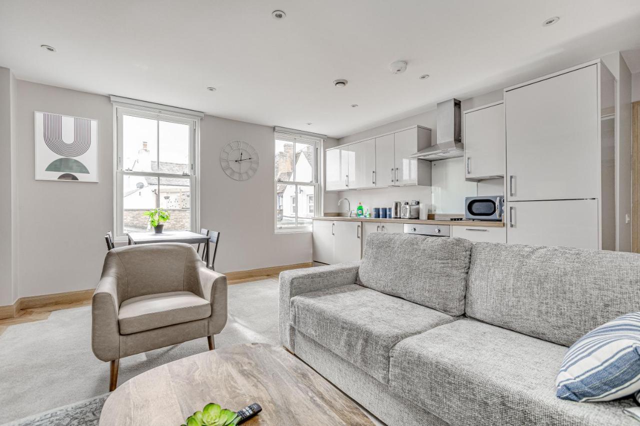 Contemporary 2 Bedroom Apt, Town Centre By Tent Serviced Apartments Chertsey Exterior photo