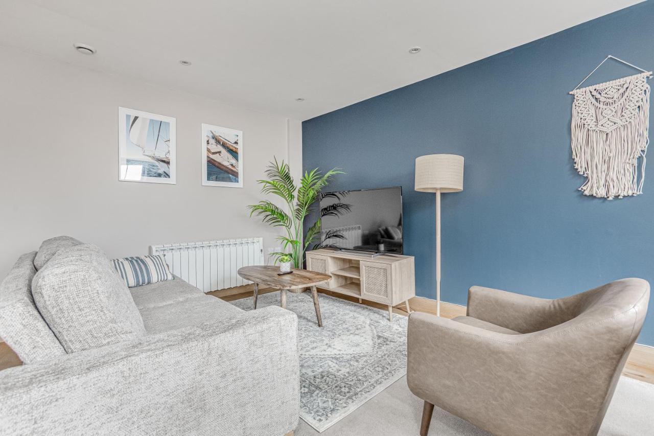 Contemporary 2 Bedroom Apt, Town Centre By Tent Serviced Apartments Chertsey Exterior photo