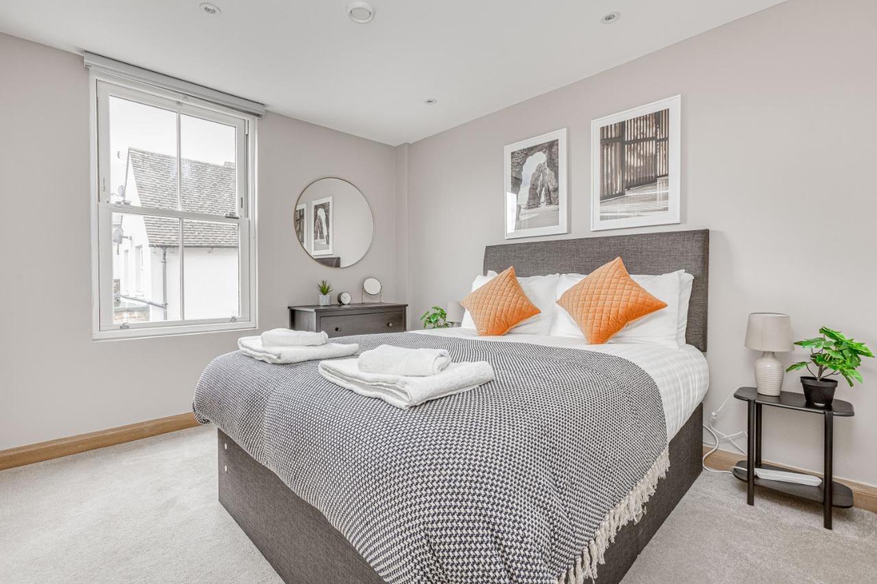 Contemporary 2 Bedroom Apt, Town Centre By Tent Serviced Apartments Chertsey Exterior photo