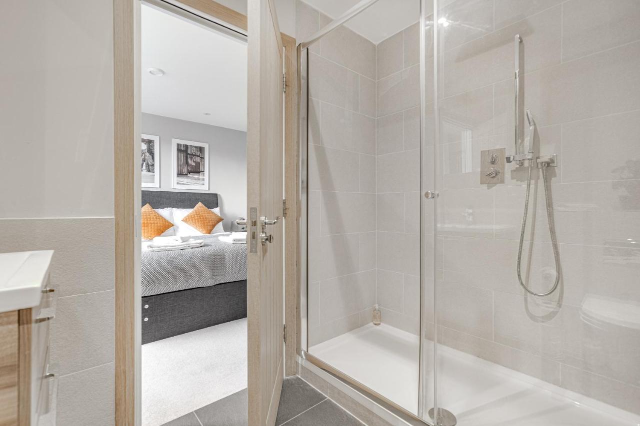 Contemporary 2 Bedroom Apt, Town Centre By Tent Serviced Apartments Chertsey Exterior photo