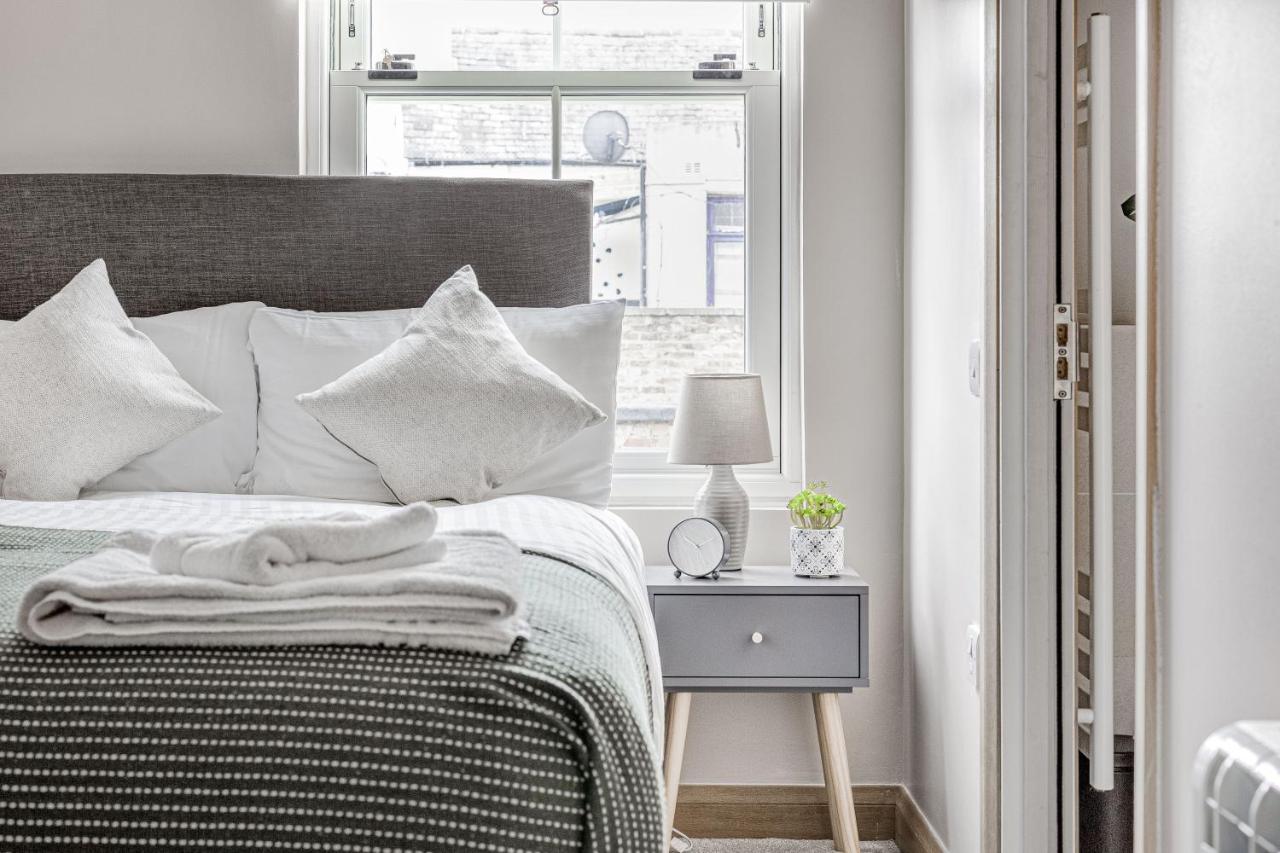 Contemporary 2 Bedroom Apt, Town Centre By Tent Serviced Apartments Chertsey Exterior photo